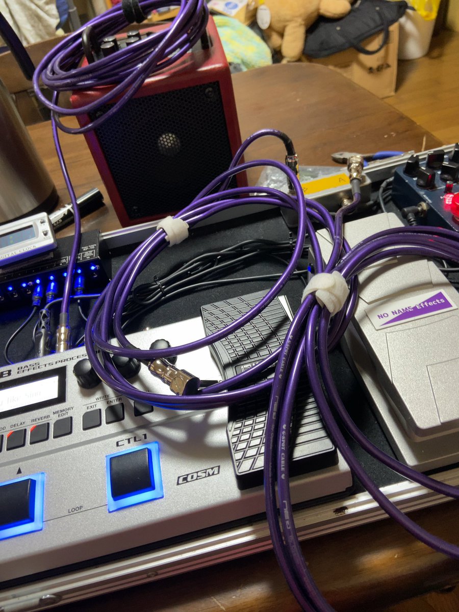 RiichiKambe's tweet photo. 結局は巨大ボードから外してまでこのボリュームペダルを使う事にしてしまってる。そして音作りに欠かせないのがX4…贅沢なチェック用アンプです。 #electricbass #nonameeffects #bosspedals #providencepedals #philjonesbass #jesinternational https://t.co/VED0F9GnJu
