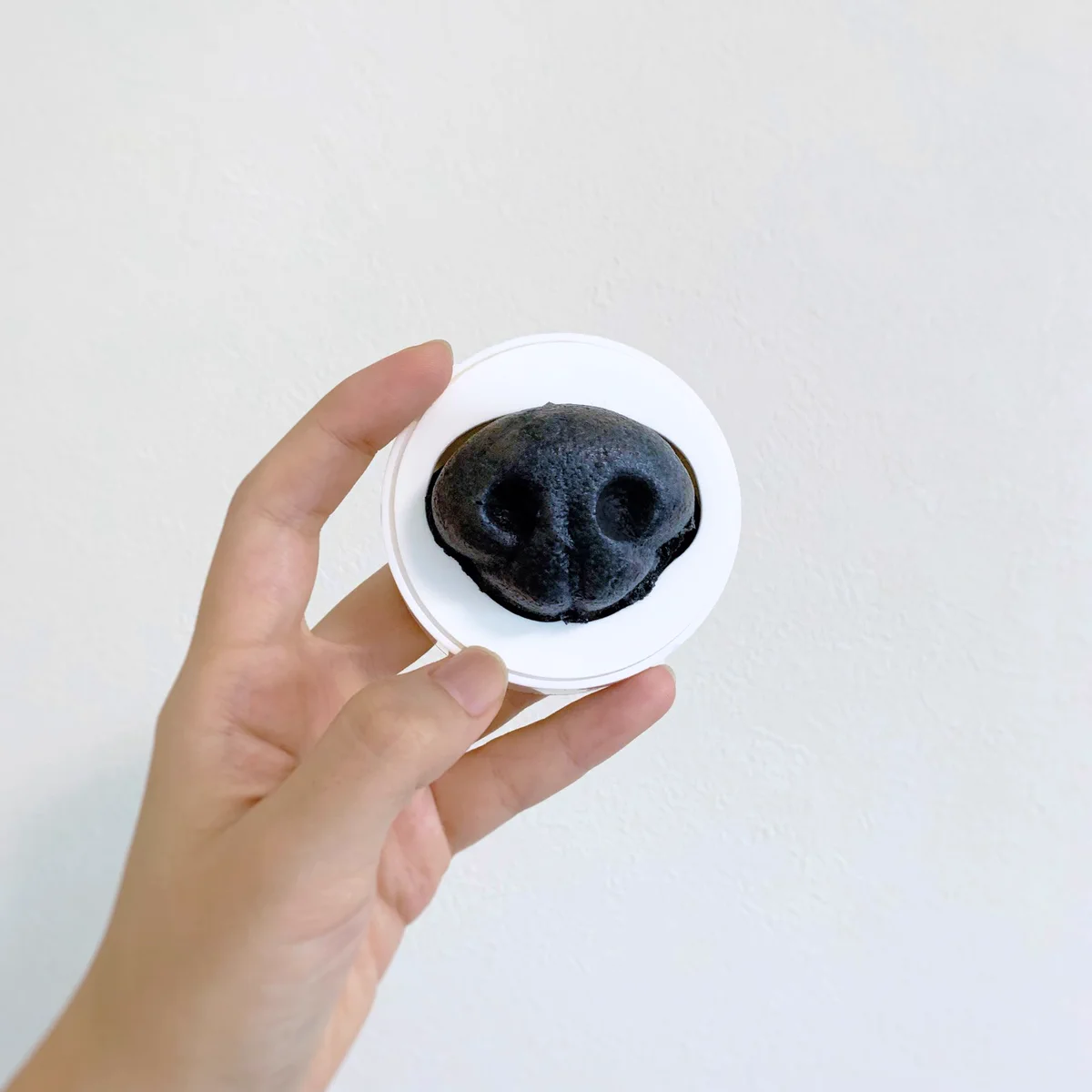 リアルすぎる作りに驚き！犬の濡れた鼻でレジ袋を開けることが出来るスポンジが話題！