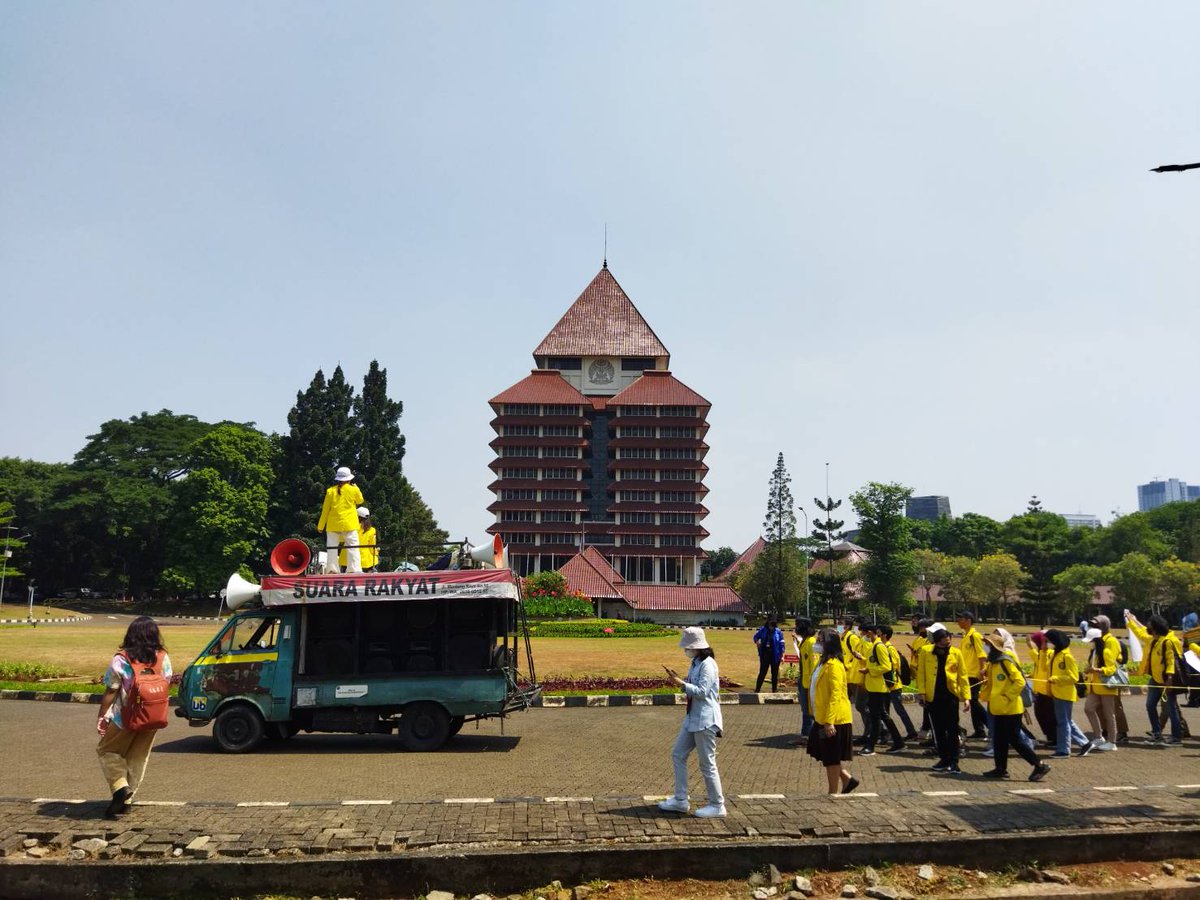 SumaUI's tweet photo. Massa aksi akhirnya dipersilakan masuk ke Rotunda.

#TolakStatutaUI https://t.co/LoZFyzp7GR