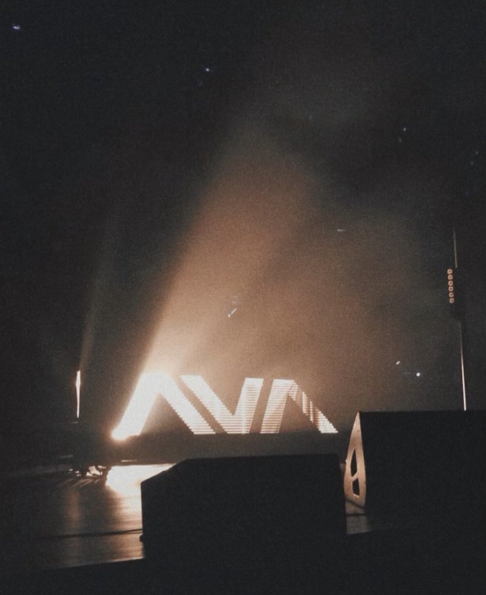 Hellocorinajane's tweet photo. That moment you’re waiting for the show to begin. There’s so much excitement in the air.
The best feeling. // @AVABandOfficial
#angelsandairwaves #tomdelonge #davidkennedy #ilanrubin #mattrubano #lifeformstour https://t.co/FqHUTG0dLP