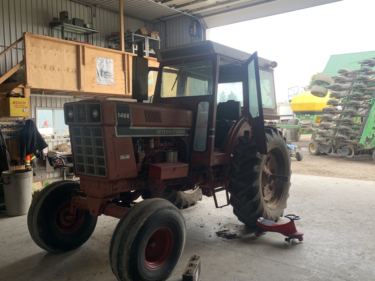 mikepearson89's tweet photo. The rain delay in #harvest21 needs to quit the boyz an I pulled in the winter project Sunday afternoon #keepingthedeamalive #oldskoolkool #internationalharvester #workhard https://t.co/HW5LPdowOJ