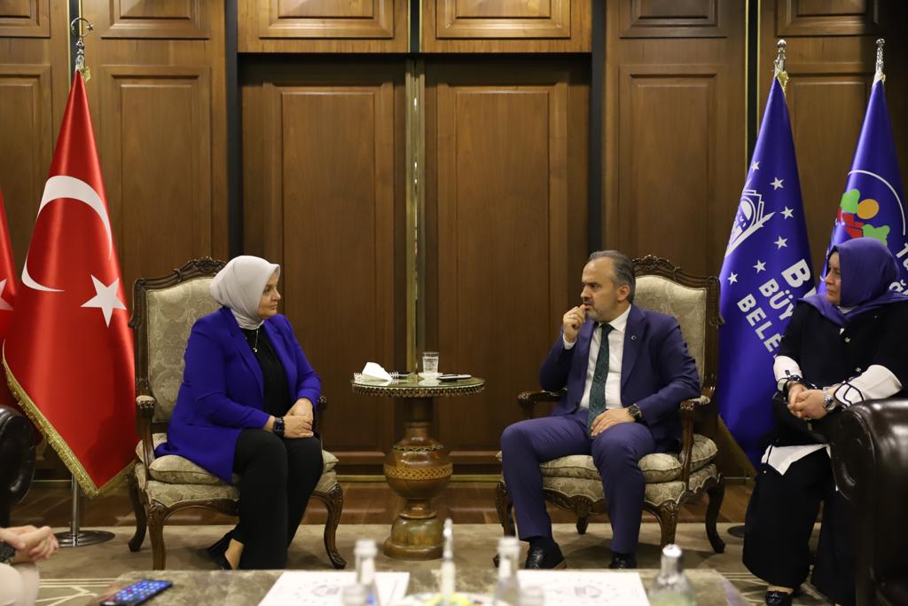 aysekesir's tweet photo. Bursa Büyükşehir Belediye Başkanımız Alinur Aktaş'ı ziyaret ettik. Ev sahipliği için teşekkür ediyorum.

#KadınlarlaBüyükTürkiyeYolunda https://t.co/0w3CsCQR4E