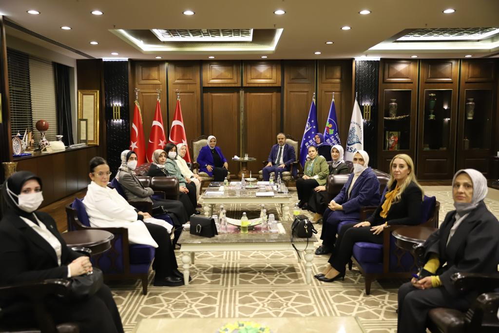 aysekesir's tweet photo. Bursa Büyükşehir Belediye Başkanımız Alinur Aktaş'ı ziyaret ettik. Ev sahipliği için teşekkür ediyorum.

#KadınlarlaBüyükTürkiyeYolunda https://t.co/0w3CsCQR4E