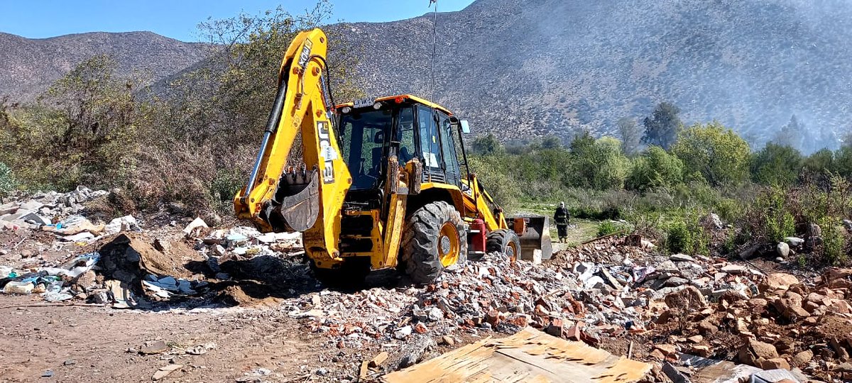 Con un helicóptero, maquinaria pesada y camión aljibe, Minera Los Pelambres colabora con <a href="/conaf_minagri/">CONAF - Corporación Nacional Forestal</a> en el combate del incendio forestal en sector “El Queñe”, comuna de #Salamanca 🚁 #IF