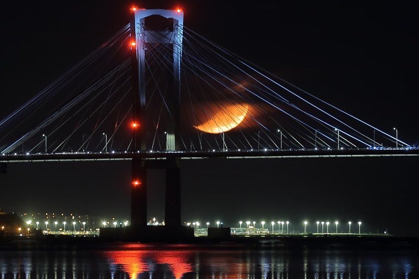 AlbertoSxenick's tweet photo. Hoy la #luna está en fase creciente, así la hemos visto amerizar sobre la ría de #Vigo esta media noche desde #Cesantes https://t.co/0nRZJZ9wUu