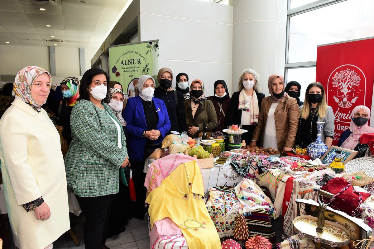 akkadinbursa's tweet photo. Genel Merkez Kadın Kolları Başkanımız Sn.Ayşe Keşir,MYK ve MKYK Üyelerimiz,İl Başkanımız Sn.Davut Gürkan,Başkanımız Sn.Emel Gözükara Durmaz Bursa’mızda bulunan kadın kooperatiflerinin el emeği ürünlerin sergilendiği stantlarımızı ziyaret ettiler. #KadınlarlaBüyükTürkiyeYolunda https://t.co/sdtaQWC32Z