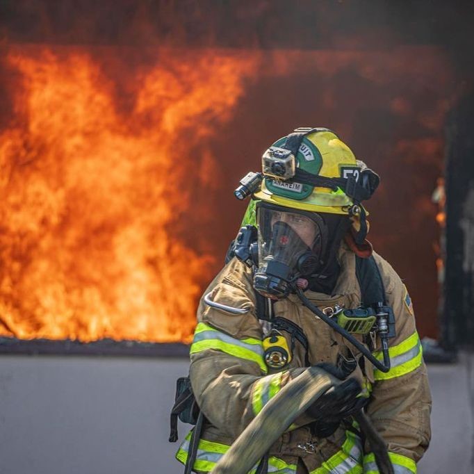phenixhelmets's tweet photo. "Train like a champion today and every day."
Photo courtesy of @firewatchphotography Recruit • 𝘼𝙣𝙖𝙝𝙚𝙞𝙢 𝙁𝙞𝙧𝙚 𝙖𝙣𝙙 𝙍𝙚𝙨𝙘𝙪𝙚 🇺🇸
#phenixfirehelmets #firehelmets #firefighter #firephotography https://t.co/UfwNPqvvU4
