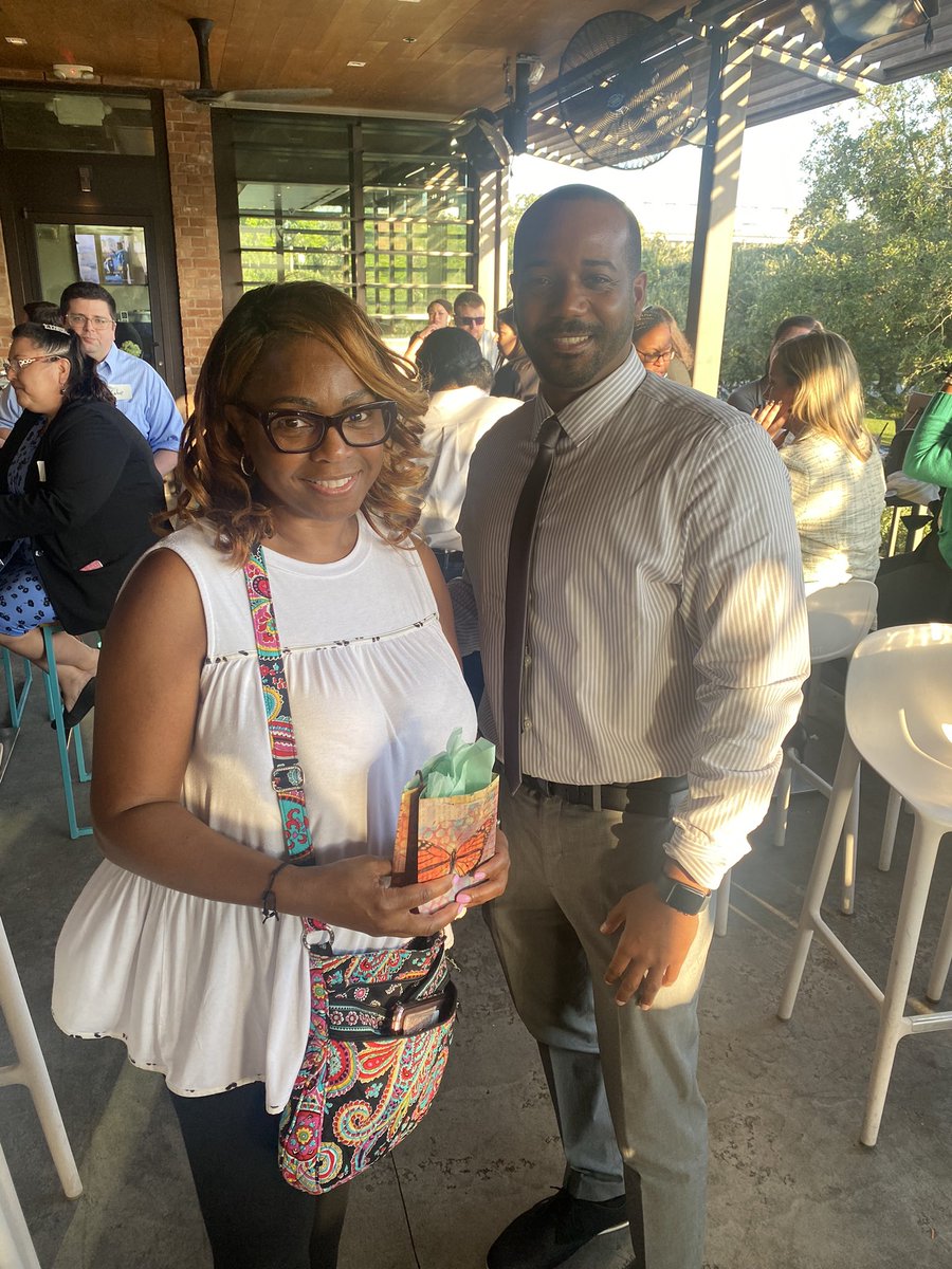MimiLam6___'s tweet photo. Congrats to @TraciHISD for being selected to receive  @HASA_HISD’s Outstanding Administrator Award! We appreciate all you do for @FosterESHISD! https://t.co/NcauCkHPqL