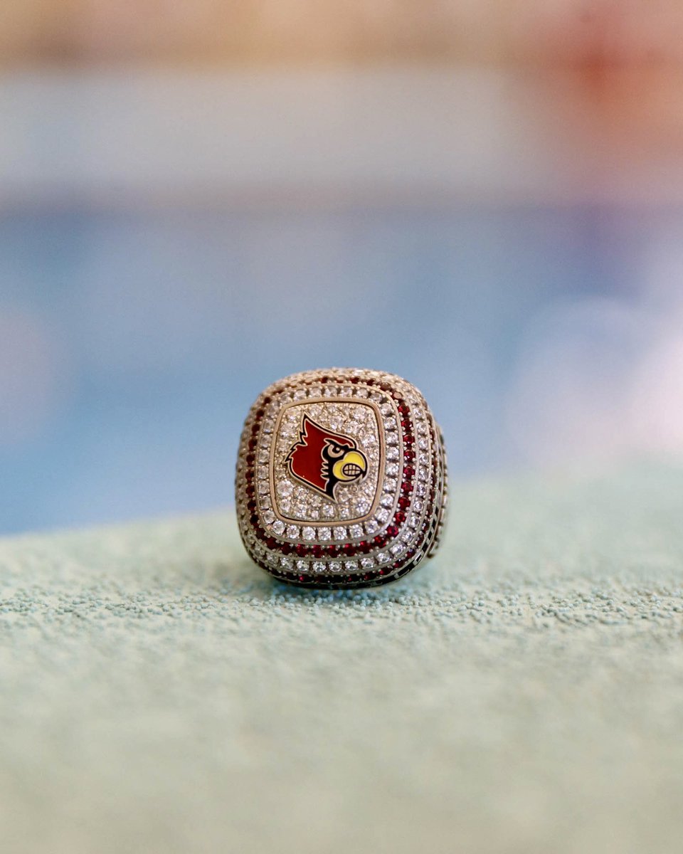 LouisvilleSD's tweet photo. All in the 𝓭𝓮𝓽𝓪𝓲𝓵𝓼

#GoCards https://t.co/z011NBOnUi
