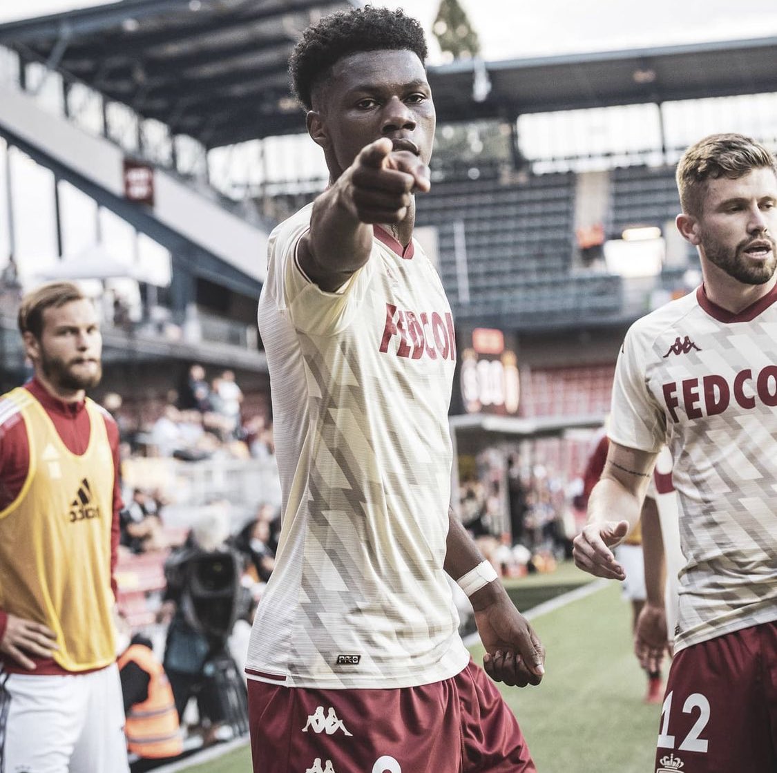 Hace varios meses que se viene contando el interés del Real Madrid en Tchouameni. Clubes de la Premier también están detrás de nuestro mediocampista, como el Chelsea o incluso se llegó a hablar del Man Utd.