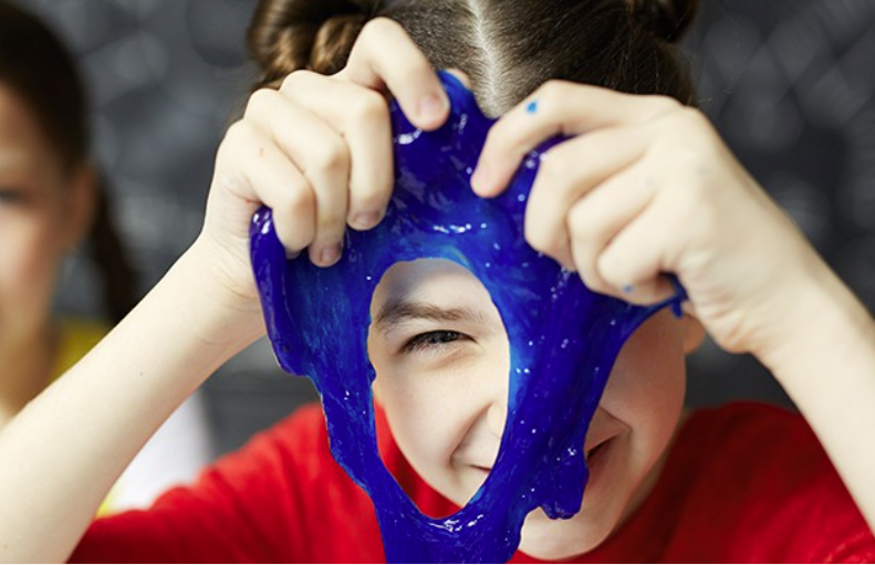 📲 Visita nuestra pagina web ➡️ En la sección Esquina Creativa aprenderás a hacer slime 🤪 y otras manualidades divertidas. 🖍✂️🎨 
👉🏼kores.com/ve👈🏼