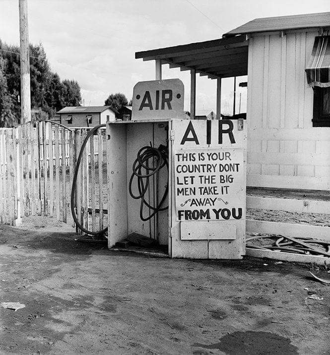 FlakPhoto's tweet photo. 🇺🇲 Truth - Dorothea Lange / Last West, Gas Station, Kern County, California, 1938. https://t.co/0MSpv9VJeF
