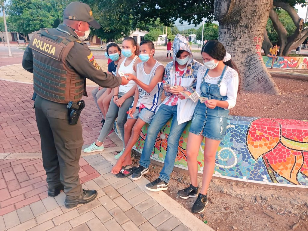 PoliciaDeCesar's tweet photo. #AEstaHora El grupo #PRECIDECES adelanta campaña de sensibilización a los jóvenes del municipio de @LaPazCesar_, sobre las consecuencias y riesgos que conlleva el consumo de sustancias psicoactivas por una #JuevntudLibreDeDrogas. 🚨🚔👮🏻♂️👮🏻♀️🚴♂️🤸♀️⛹️♂️línea 1-23 📞 #PorUnFestivalSeguro https://t.co/oxjumUmPtI