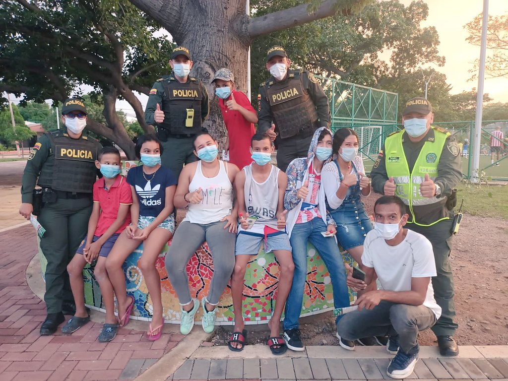 PoliciaDeCesar's tweet photo. #AEstaHora El grupo #PRECIDECES adelanta campaña de sensibilización a los jóvenes del municipio de @LaPazCesar_, sobre las consecuencias y riesgos que conlleva el consumo de sustancias psicoactivas por una #JuevntudLibreDeDrogas. 🚨🚔👮🏻♂️👮🏻♀️🚴♂️🤸♀️⛹️♂️línea 1-23 📞 #PorUnFestivalSeguro https://t.co/oxjumUmPtI