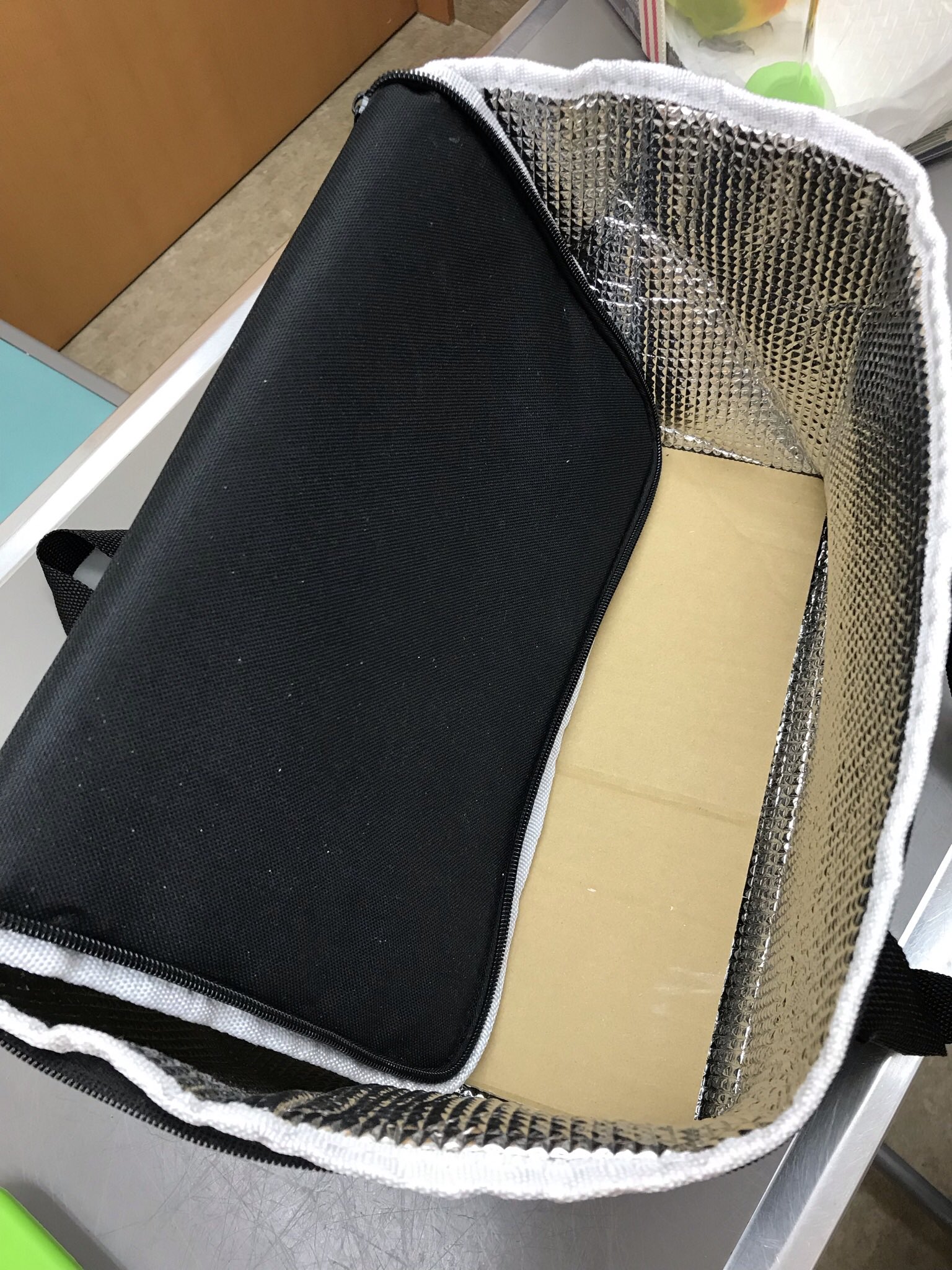 菜の花動物病院 小鳥や小動物の通院用に 写真のような保温保冷バッグがあると便利です 底板は飼い主様作です バッグに使い捨て カイロを入れる場合は密閉しないで下さい 密閉すると酸欠になります また カバンの中が暑過ぎる場合も時々見受けられます