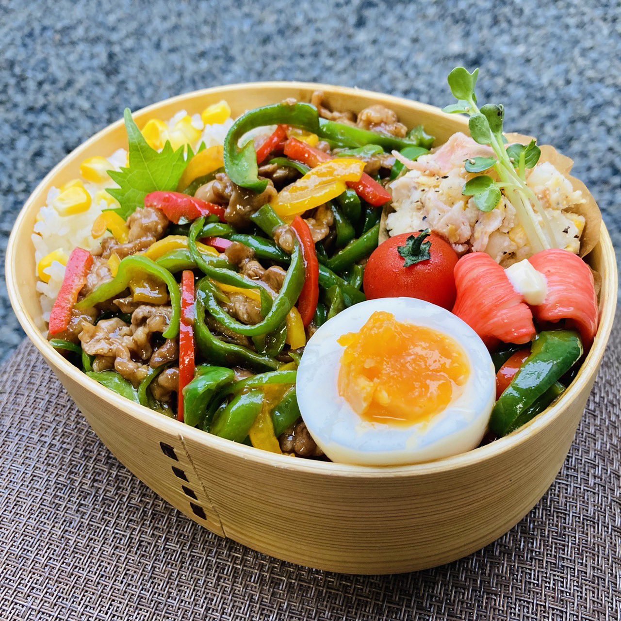 曲げわっぱ弁当 まりお おはようございます 本日の曲げわっぱ弁当は チンジャオロース丼 曲げわっぱ 曲げわっぱ弁当 わっぱ わっぱ弁当 Twitter家庭料理部 お弁当記録 旦那弁当 お弁当 料理好きな人と繋がりたい T Co Ehadj6pegc