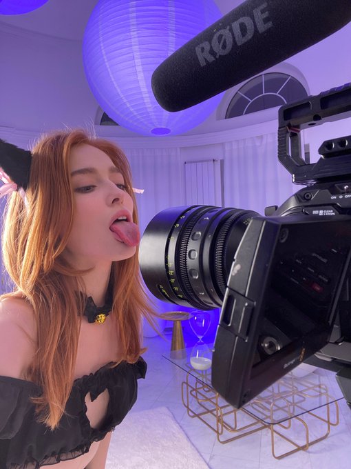 Kitty wants to be pet  https://t.co/Ad7wzHEfNV https://t.co/EGLuStiS8X