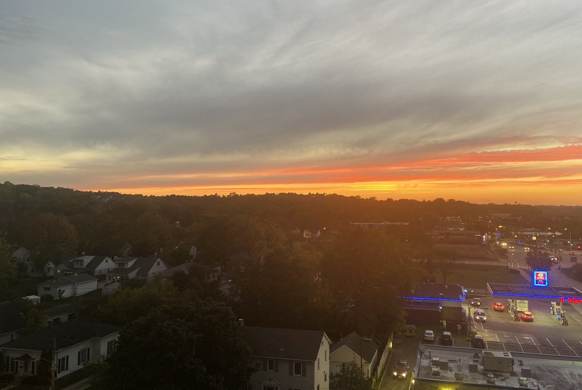 OMGhanemMD's tweet photo. Balcony view this evening - on the last day of summer.
#MedCity #RochesterMN #SixMonthsOfWinter https://t.co/kn8Hkl9c3U