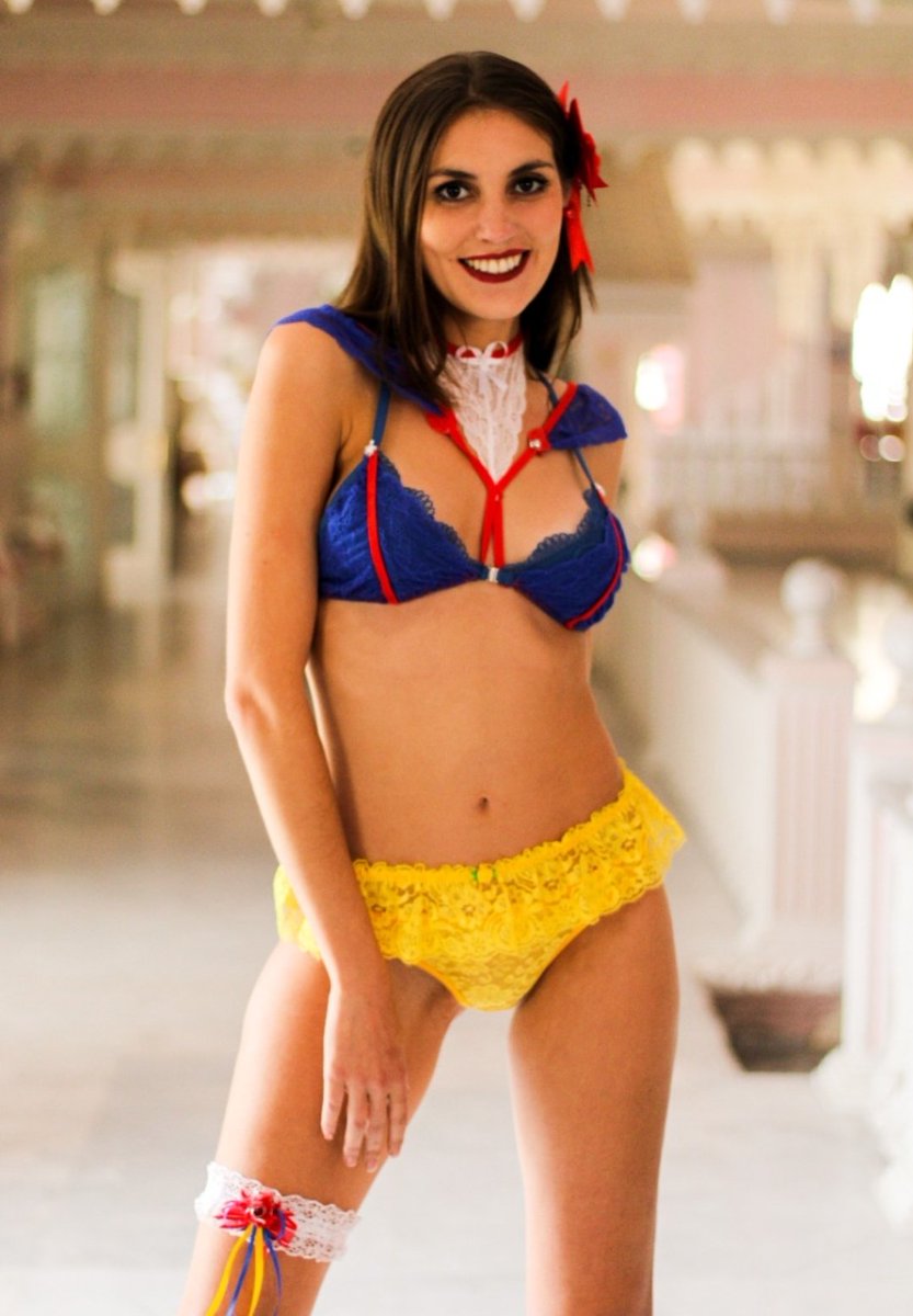 "El único modo de hacer un gran trabajo, es amar lo que haces" 

Modelo: virginackoval