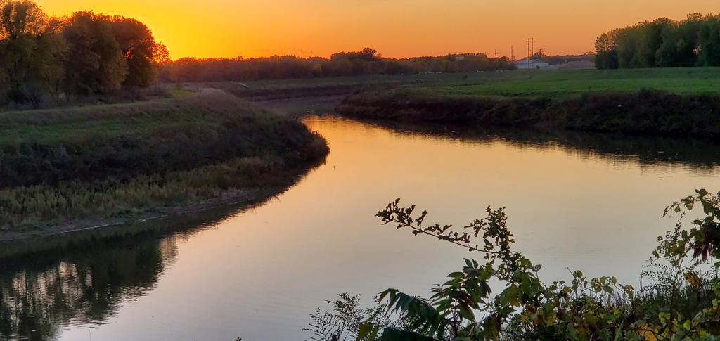 TLBenson_08's tweet photo. Three different days, same place.  #fallsunsetsarethebest #handpaintedbythecreator https://t.co/OP2ls03IDA