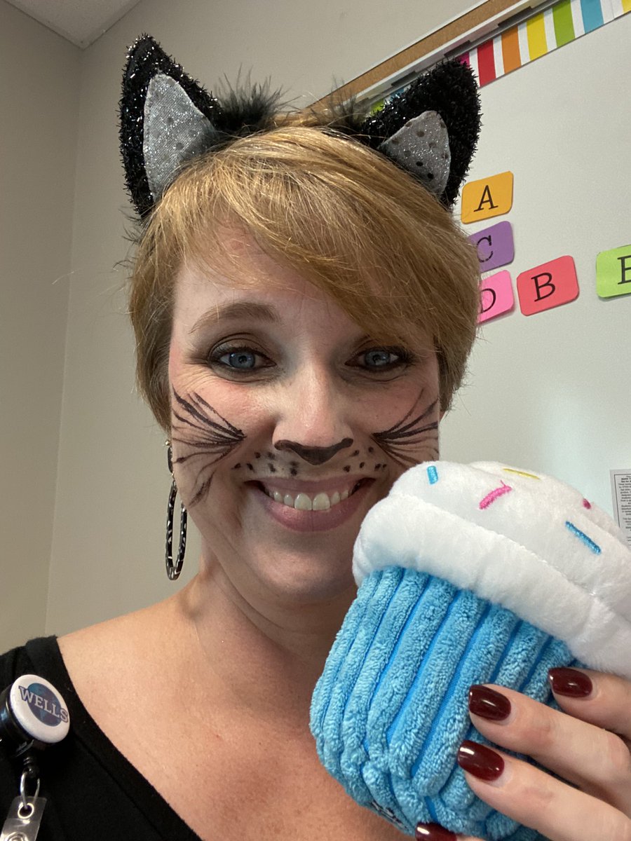 Today we learned about envisioning characters- always helps when you are taught by a cat. #ifyougiveacatacupcake #lauranumeroff #bestcharacters #ExploreWells <a href="/CFISDWells4th/">Wells 4th Grade</a>