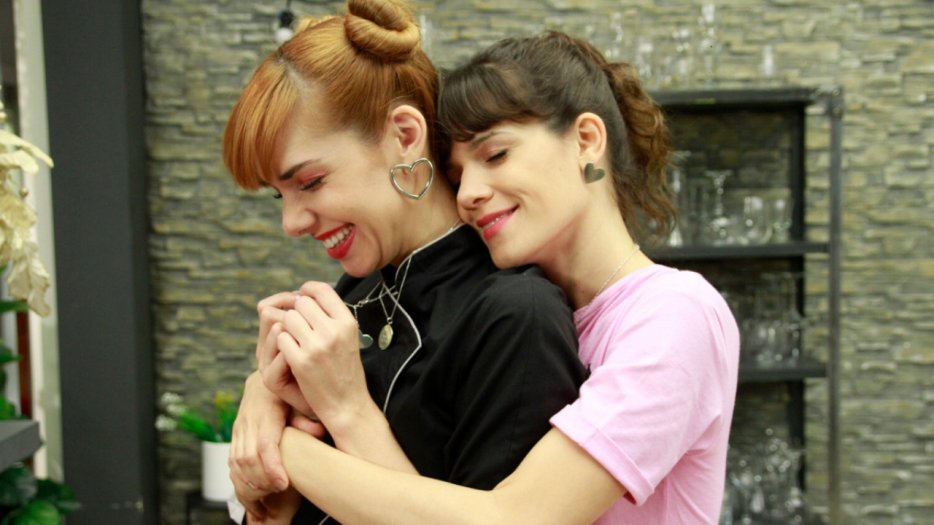 vuelta2017's tweet photo. La serie además protagonizó un romance entre dos mujeres, en este caso el de @violeurtizberea y @julietanair. Fue un suceso en redes y la pareja se la conocía como "Flozmín", con Miles de fans alrededor del mundo. Lo celebramos 👏 #flozmin #50HuellasET https://t.co/Z6937PNehi
