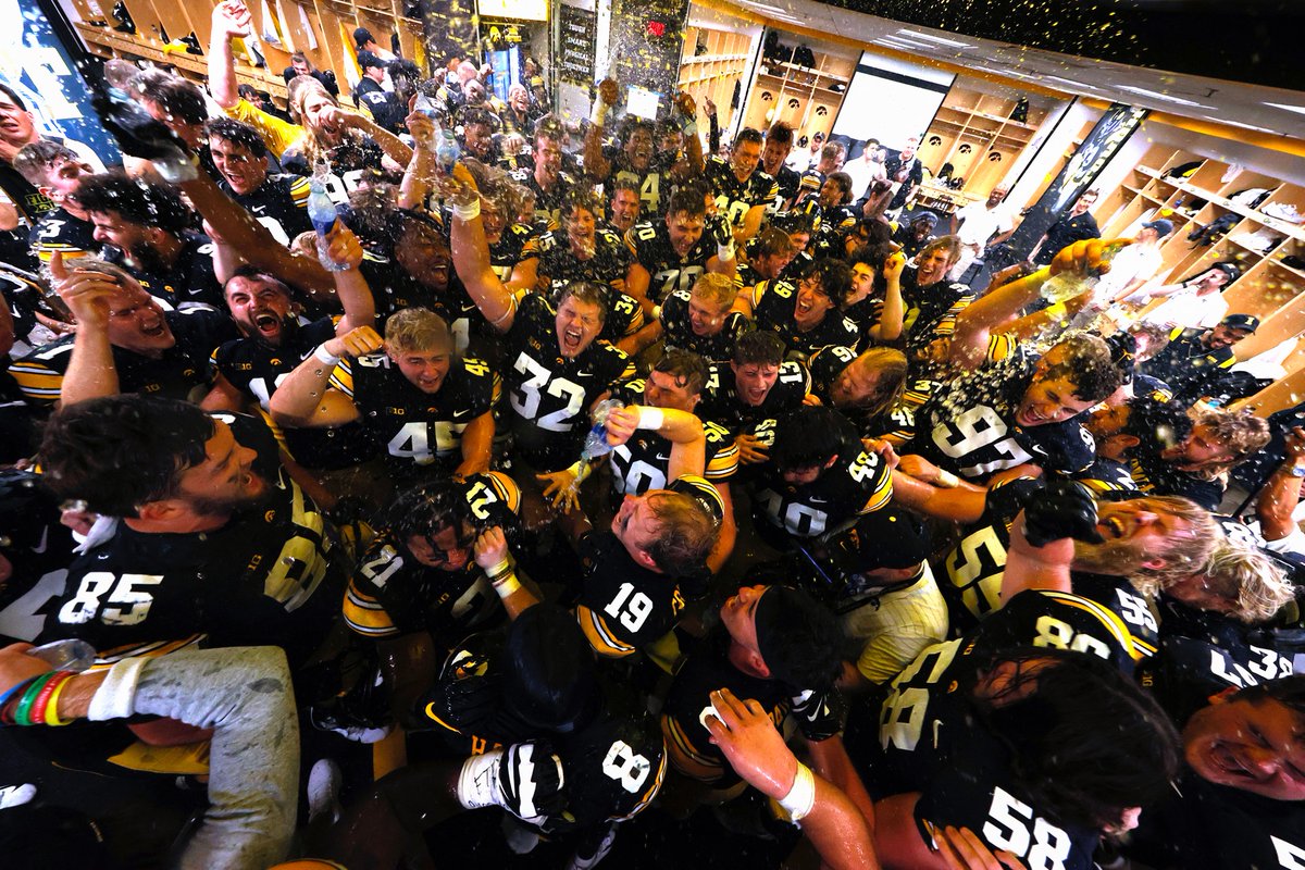 HawkeyeBRay's tweet photo. A lot of hard work by a lot of very talented people went into making our biggest @HawkeyeFootball photo story scroll ever. Thanks to the team from @uiowa for the assist. Stay till the end I promise you wont be disappointed. #hawkeyes 

https://t.co/rwXvIzeVLx https://t.co/NKh38NbuOT