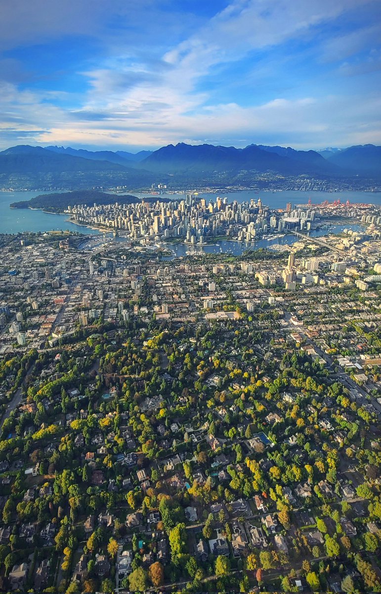 @mistermoviespod I fly around in a helicopter reporting on traffic and taking photos of #Vancouver 🚁