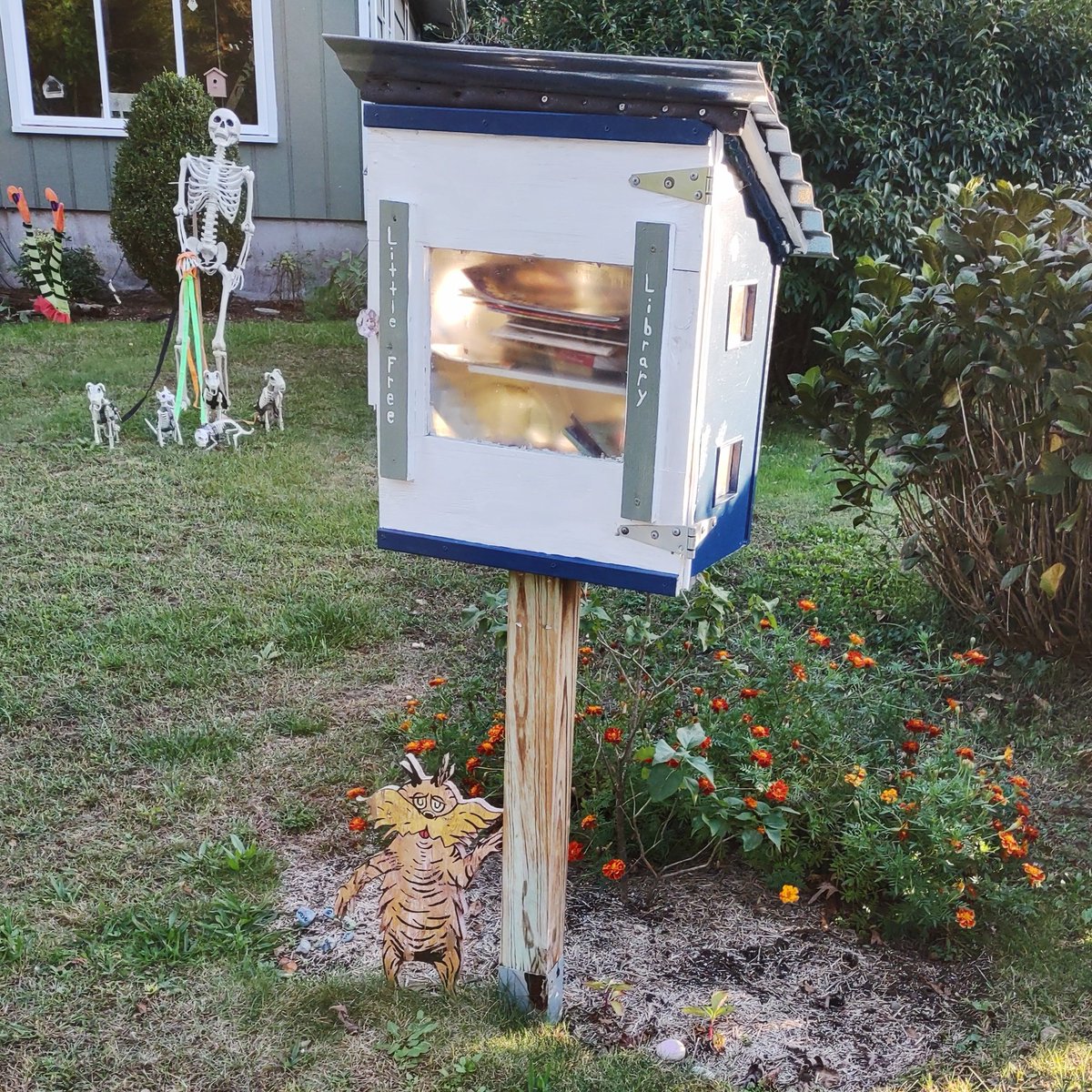 AlanaDimario's tweet photo. πππ§ Our neighborhood #littlefreelibrary has some fun #spookyseason flair! #takeabookleaveabook #walkaroundtheblock https://t.co/OSZNDuGSrn