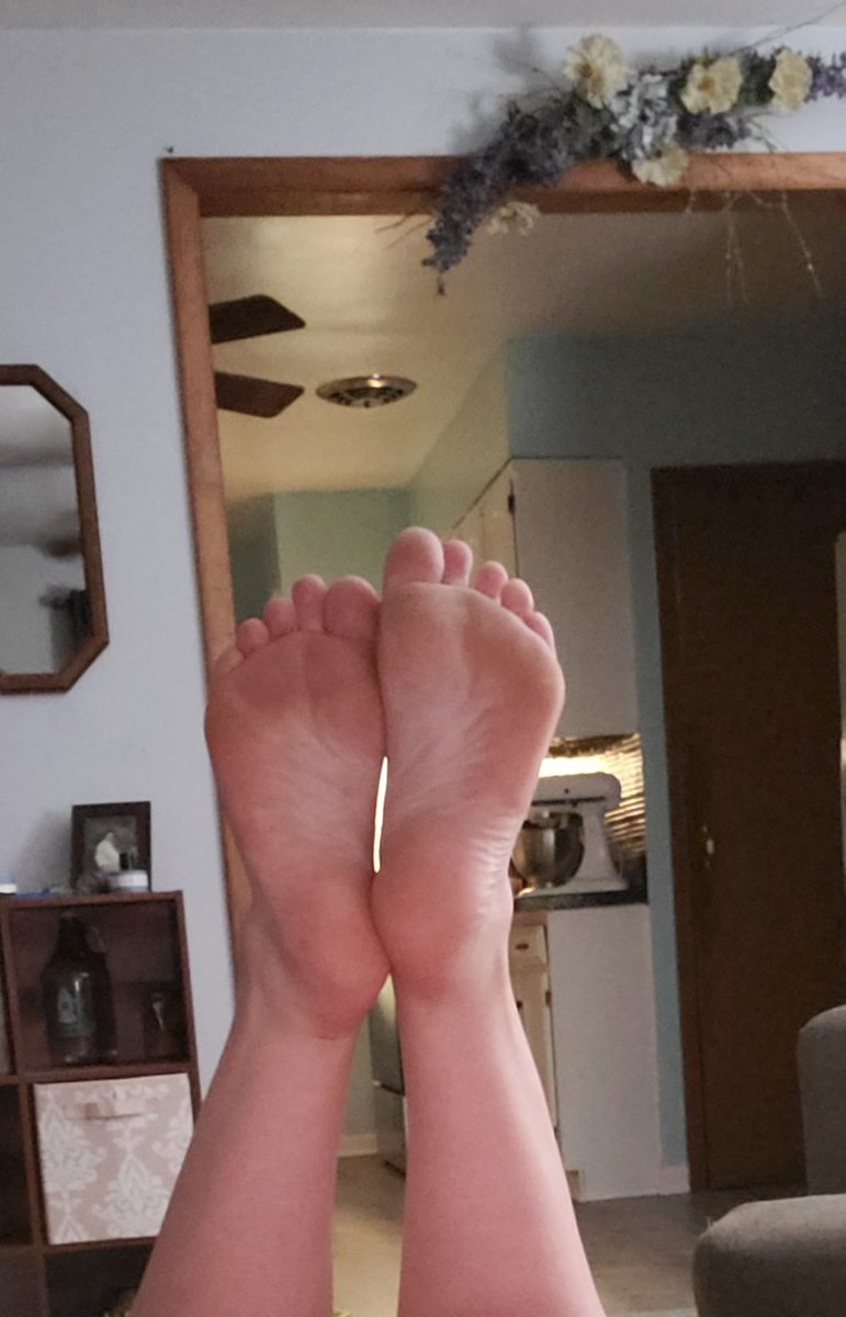 shoebabe4015's tweet photo. I know you love to see my soles https://t.co/0RVBtOOD7X