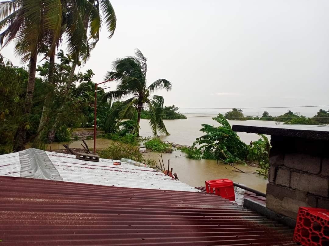 ratedkcmb's tweet image. Mataas parin po ang tubig baha sa ilang parte ng Takiki, Gattaran, Cagayan.  (Photo courtesy of Howard Liggayu)

#NorthernLuzonNeedsHelp
#CagayanNeedsHelp
#RescuePH
#MaringPH