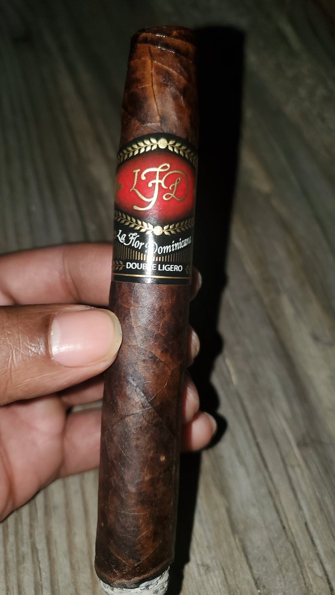 rayadh97's tweet photo. #LFD #DOUBLELIGERO NIGHT. Setting up for MNFπ. #Cigarlife #sportslife #burnone #toash BOTL/SOTL https://t.co/V3H2GEnANQ