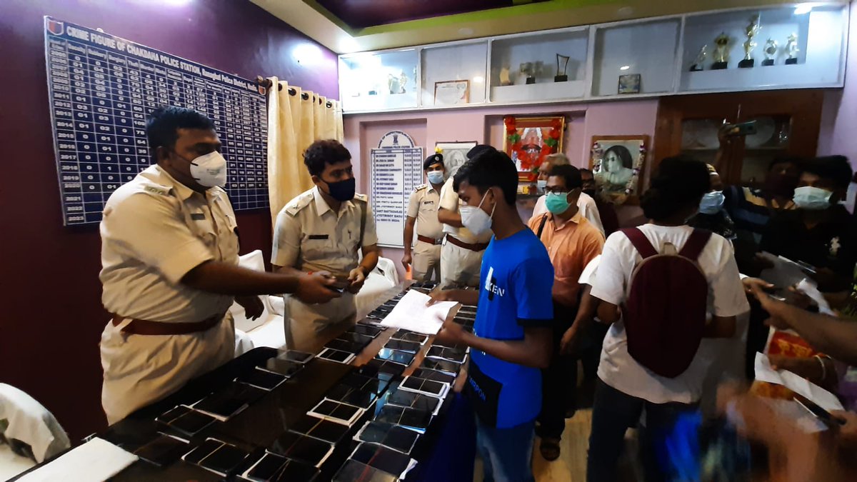 Police_Chakdaha's tweet photo. The Police team of Chakdah P.S, RPD recovered 75 lost mobile set and on 10.10.21 those mobile set handed over to their actual owner. https://t.co/K0YdkGTXx9