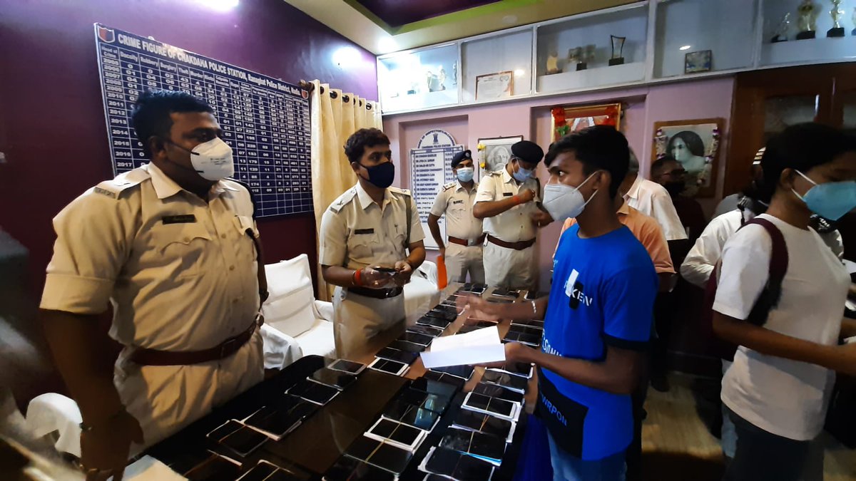Police_Chakdaha's tweet photo. The Police team of Chakdah P.S, RPD recovered 75 lost mobile set and on 10.10.21 those mobile set handed over to their actual owner. https://t.co/K0YdkGTXx9
