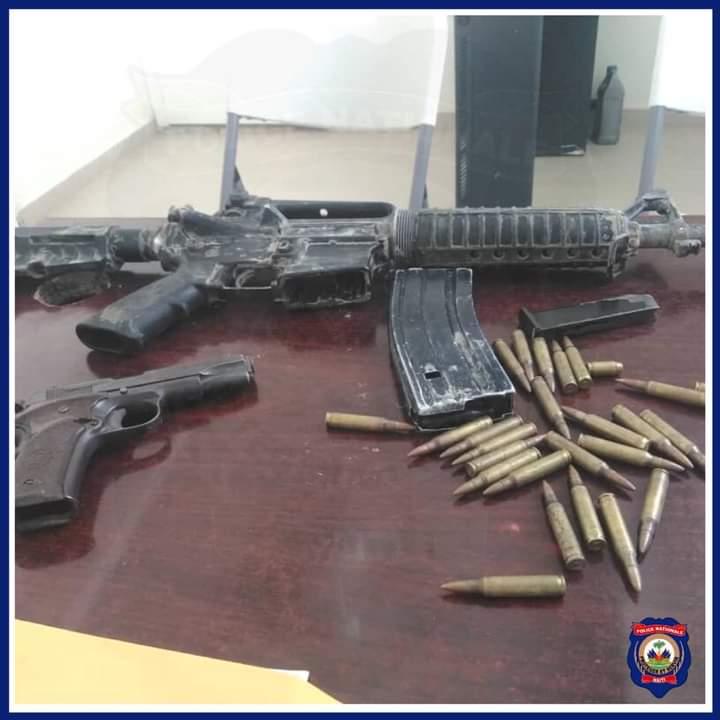 BpostJ's tweet photo. Des #affrontements ont donné lieu à des échanges de tirs avec la #police, quatre présumés #bandits ont été stoppés, lundi 11 octobre 2021 à #Pernier. Plusieurs armes à feu ont été saisies dont un fusil d'assaut, un m4 et un pistolet de calibre 9mm.
#JBpost https://t.co/ipy0Oii8bu
