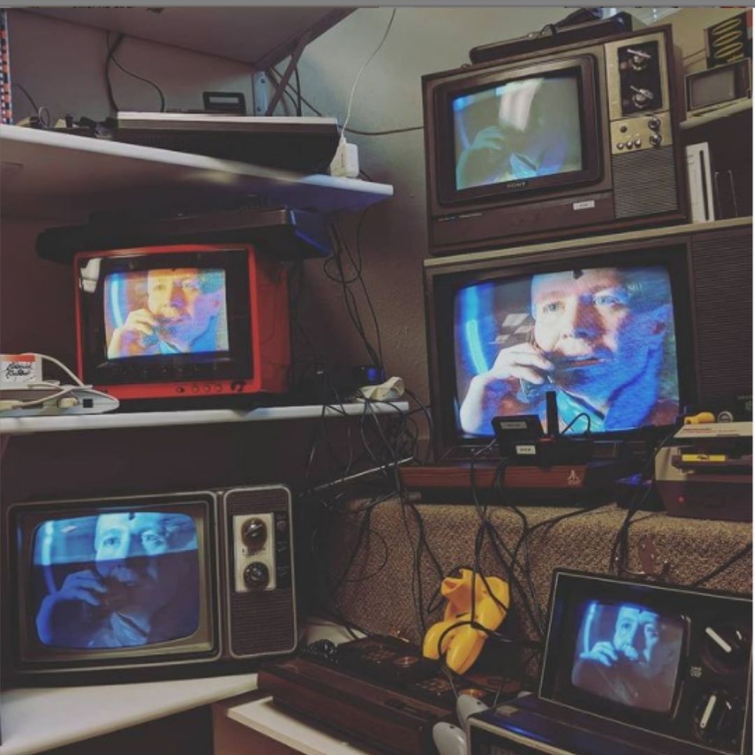 CatedraMaxAub's tweet photo. '¿Dónde está la literatura? Cafetería arqueológica-medial', de Arely Alicia Valdés, surge de la preocupación por resguardar tecnologías para fines artísticos y de análisis, más que por un afán nostálgico o de exhibición museística.
#LabPrototipos ℹ️https://t.co/RVrqYy7Vvi https://t.co/1uhyTbj2lf