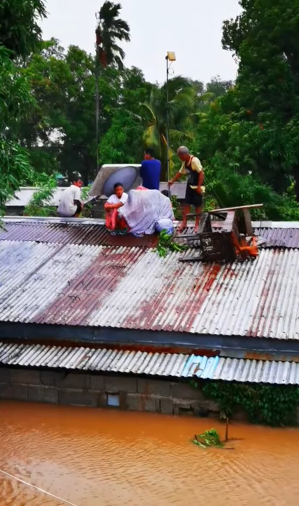 ratedkcmb's tweet image. ‼️ CALL FOR HELP ‼️

Kagabi pa raw po sila naghihintay ng rescue, nilalamig na raw po sila at may mga bata pa.  

#IlocosNeedsHelp 
#IlocosSurNeedsHelp
#NorthernLuzonNeedsHelp
#RescuePH
#MaringPH