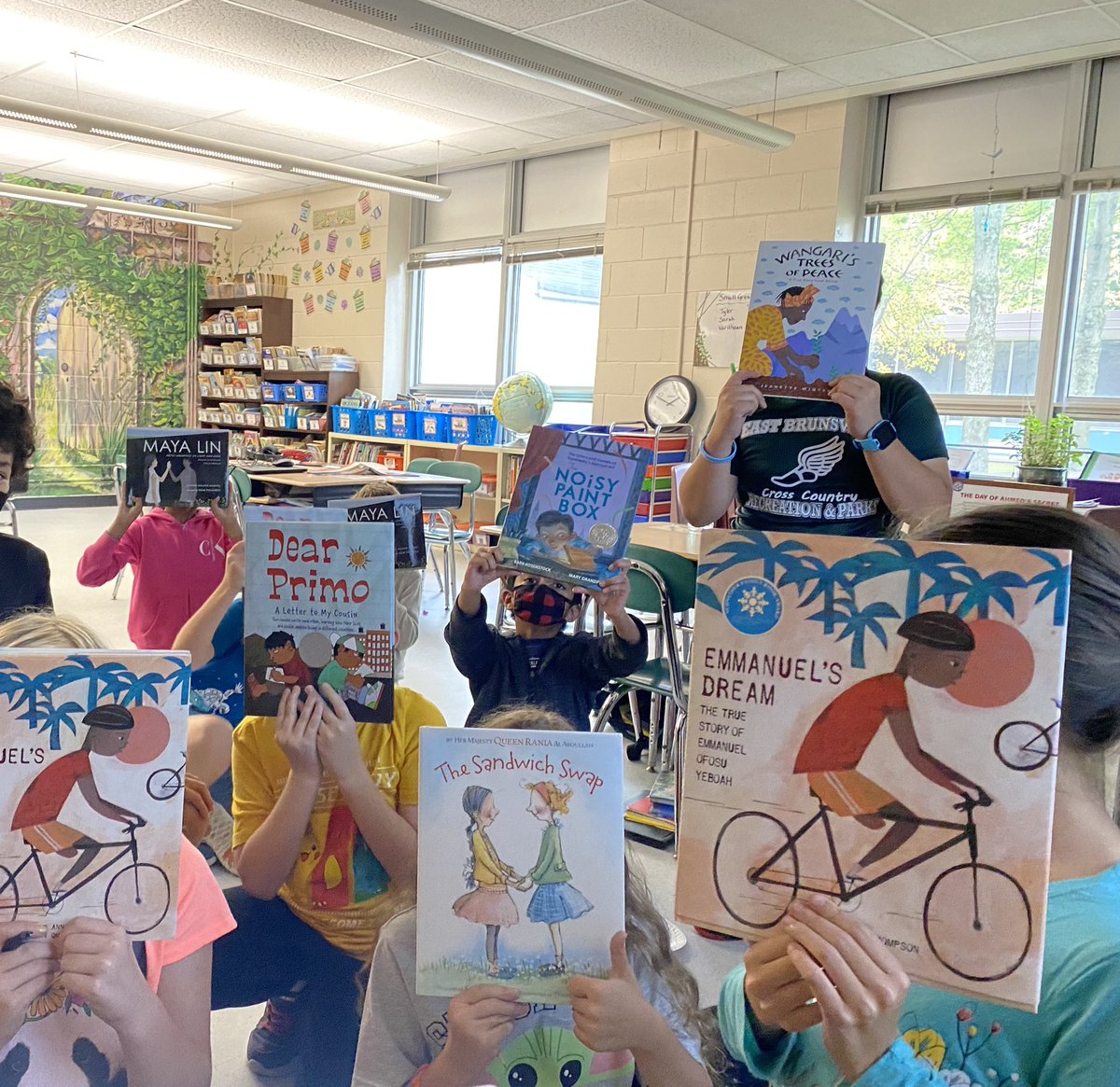 teacherLisa3's tweet photo. It’s a book tasting day! Students chose multicultural texts to explore interesting characters and spark debatable ideas. https://t.co/KrRokiaUtN