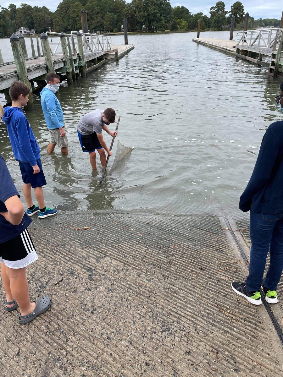 BTWashingtonMS's tweet photo. Water quality testing, kayaking and identifying species. #MarineScience #NNPS #BookerTWashingtonMiddleSchool https://t.co/QfZVUGgpRE