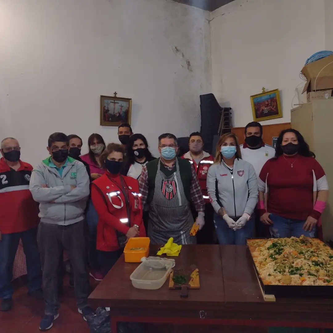pueblofunebrero's tweet photo. [DESARROLLO SOCIAL] 🇾🇪
 
Jugamos dentro y fuera de la cancha 🇾🇪❤️
 
Un nuevo lunes solidario junto a la gente que más lo necesita 🙌🏻 https://t.co/pQyBQYF2hN