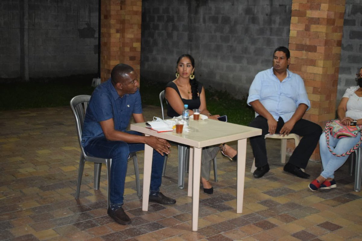 miltonhav's tweet photo. Recorremos nuestro #ValleDelCauca, esta vez visitamos el municipio de #Palmira, participamos en el primer conversatorio de emprendimiento y nos reunimos con diferentes comerciantes y profesionales que trabajan construyendo su proyecto de vida. Impulsamos el desarrollo social. https://t.co/H153tutxMM
