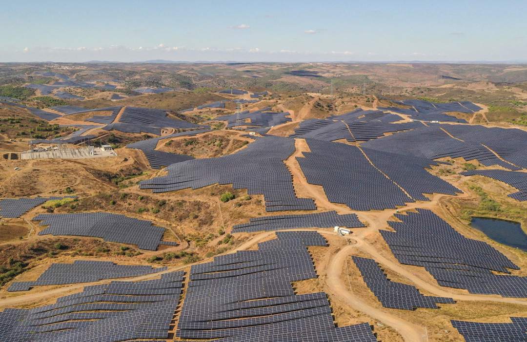 PDChinaBusiness's tweet photo. China-built 220 MW #Solara4 solar farm started operation in #Portugal on Saturday, becoming the solar plant with largest individual installed capacity in Europe. It can supply electricity equivalent to the consumption of 200,000 households annually. https://t.co/fBzf7H6qXw