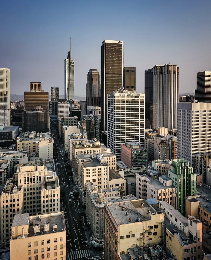HistoricCore's tweet photo. Monday’s aren’t so bad when you have these beautiful #dtla views 😍

📸 @Jacobi.photos

#happymonday #mondayfeels #historiccore #dtlaliving https://t.co/F2SeQp2WQQ