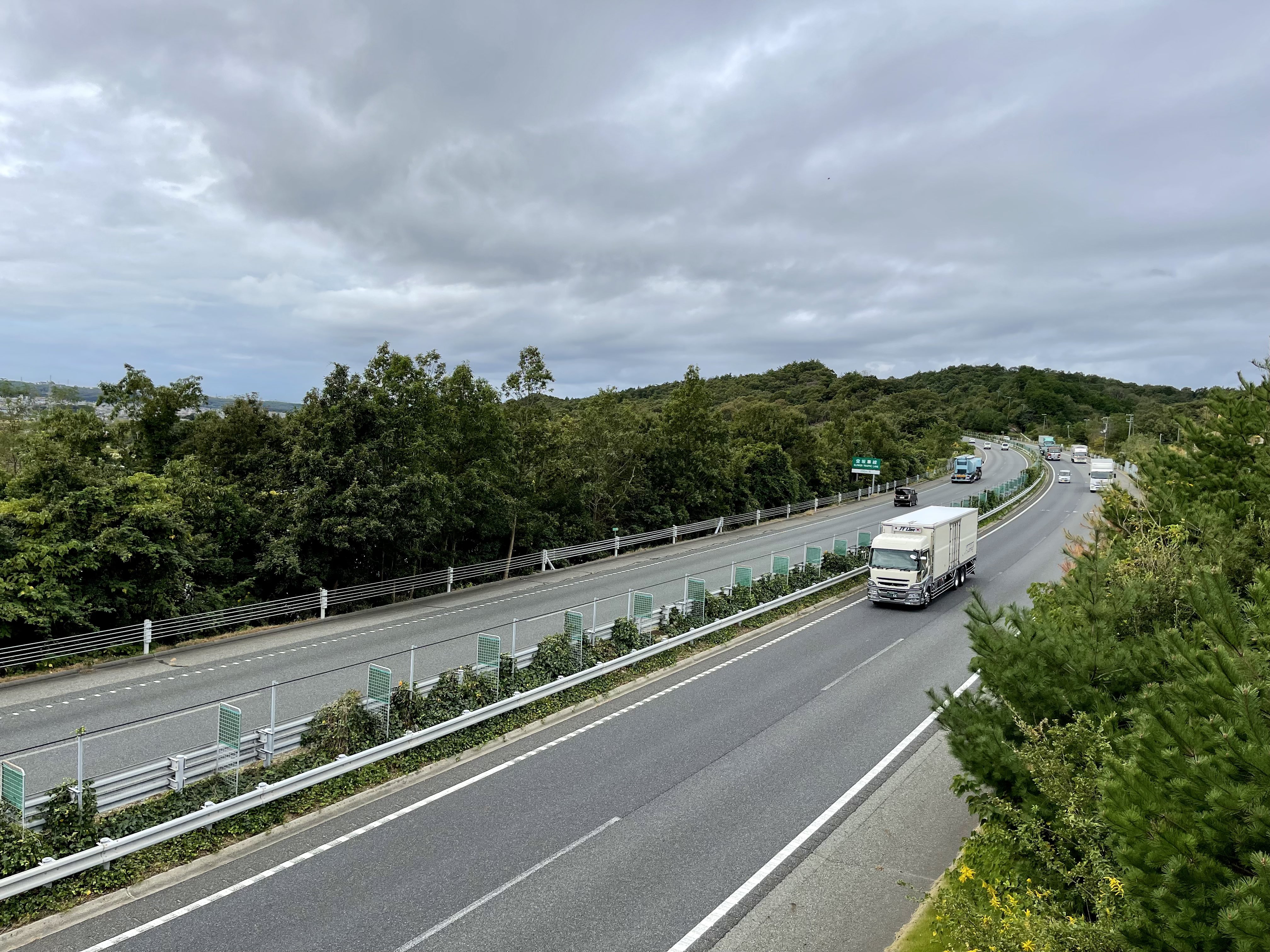 Twitter 上的yoyo Orz E2 山陽自動車道三木の 高側道久留美跨道橋とバス停からhttps T Co 7qe9tc9vcu Twitter