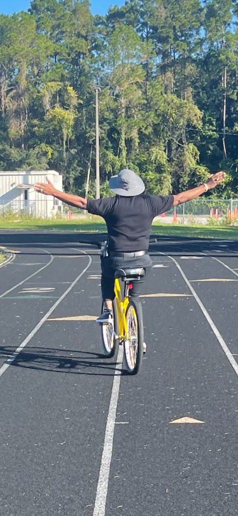 EdwardHWhiteHi1's tweet photo. When your planning day turns into a #WellnessDay🚴🏽🚲‼️ #TheFacultyThatPlansTogetherGetsWellTogether😊📚🥵 #OurPrincipalIsBetterThanYours💕✨@tbattest https://t.co/XlkhFblnYA