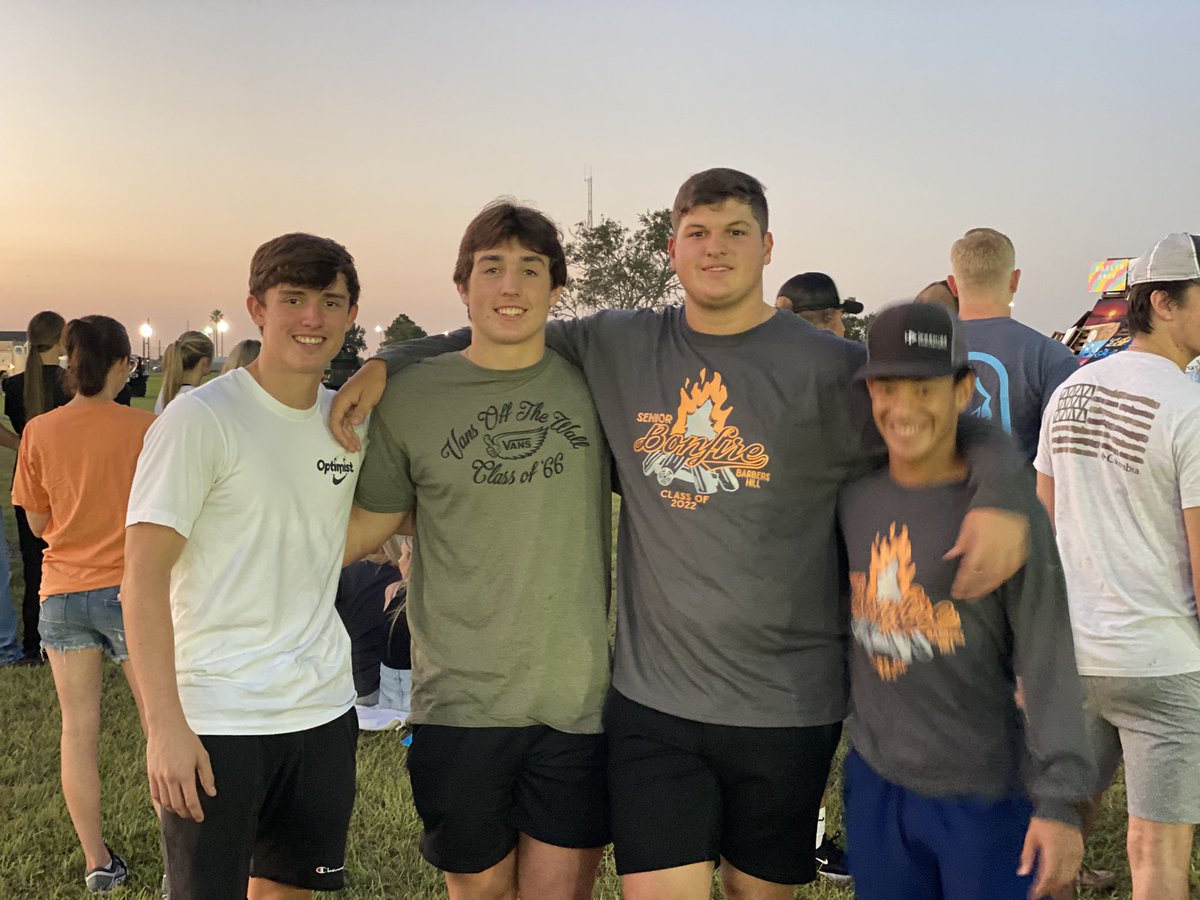 MistyDolgner's tweet photo. Class of 2022 Bonfire!
💙🦅🔥 https://t.co/jHigPNr8Pf