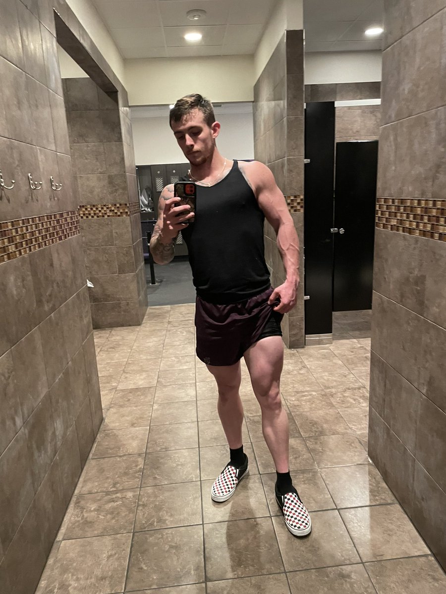 holdy02's tweet photo. Thick thighs and good vibes 🤙🏼 #bulkszn https://t.co/siNVkx8eWE