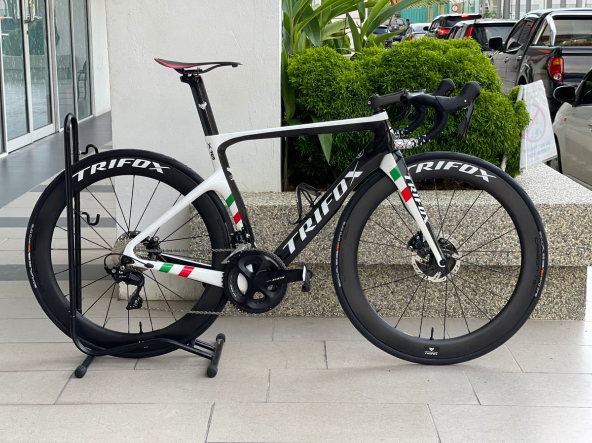 TrifoxBike's tweet photo. TRIFOX Disc Brake Road Frameset X10 ➕TRIFOX Lightweight 700C Clincher Carbon Road Bike Wheelset🚀🚀🚀
#trifox #trifoxbike #roadbike #discbrake #thruaxle #roadframe #25c #fullcarbon #internalrouting #lightweight #superlight https://t.co/cqLPgMfOl7