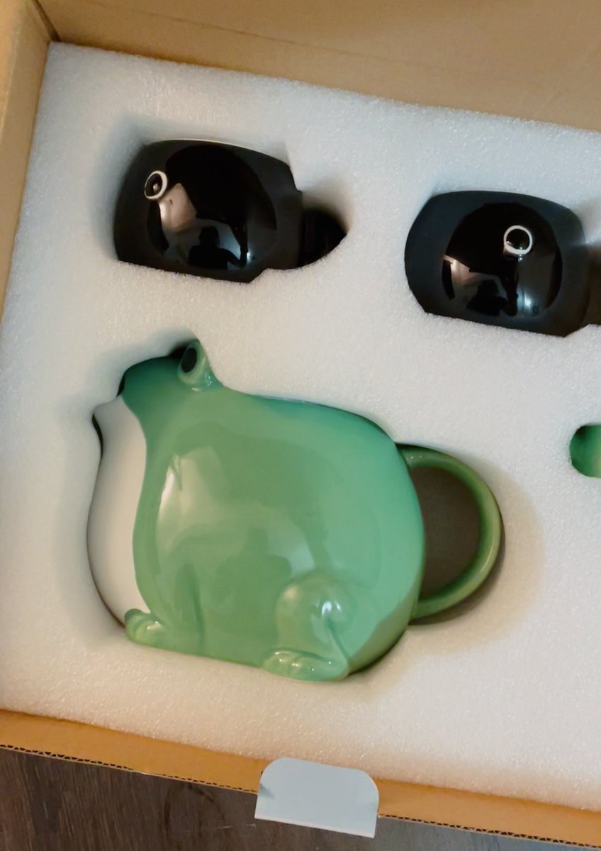 gicatam's tweet photo. losing my mind over this frog teapot my best friend gave me https://t.co/3xuxUvTGnJ