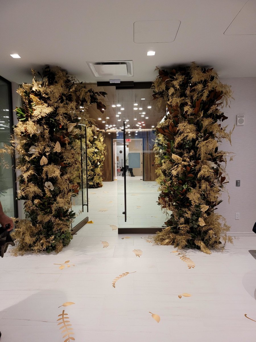 BFloralnyc's tweet photo. It's feeling like fall over at the Moet Hennessy USA HQ 🍂 #bfloralnyc #officedecor #fallinspo https://t.co/61oczZTzSX